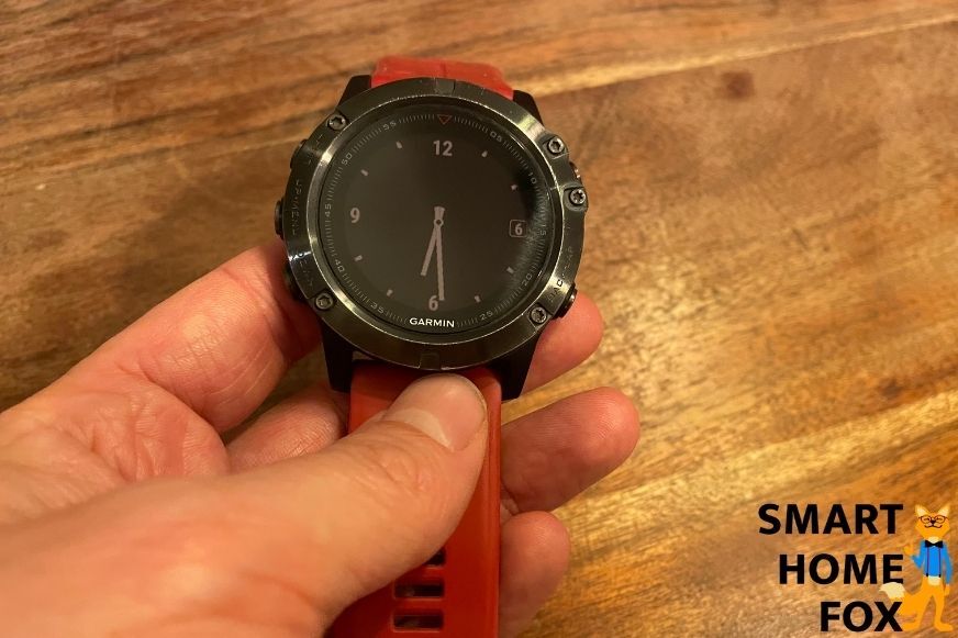 Man sieht das Display der Garmin Fenix 5X Plus. 